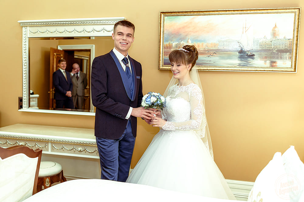 Утро невесты Сборы на свадьбу. Романтично. Свадебный фотограф в Санкт-Петербурге Алексей Вертолетов.