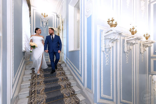 Парадная лестница в ЗАГС Центрального района. Свадебный фотограф в Санкт-Петербурге Алексей Вертолетов.