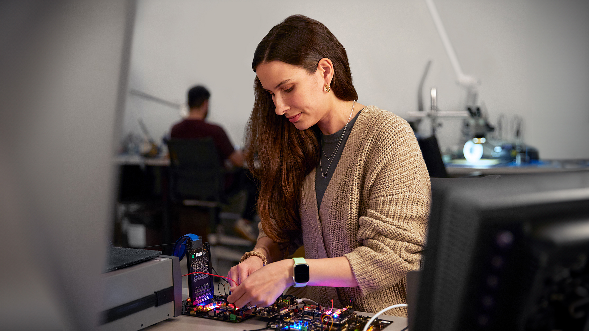 Een Apple engineer test hardware in een testlab.