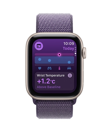 Apple Watch SE 3, hliníkové pouzdro, hvězdně bílá barva, aplikace Životní funkce, schéma zdravotního skóre, oznámení o vybočujících nočních hodnotách, na pravém boku korunka Digital Crown, provlékací sportovní řemínek, mlžně fialová barva