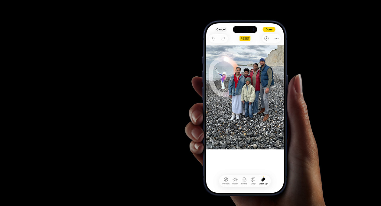 Eine Hand hält das iPhone 17 Pro, um das Apple Intelligence Feature Live Übersetzung während eines Anrufs zu demonstrieren.