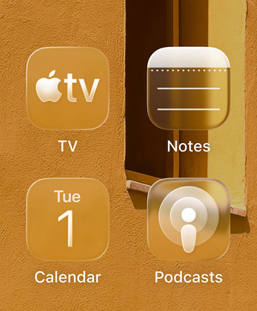 Grande plano dos novos ícones transparentes para apps, com os exemplos das apps Apple TV, Notas, Calendário e Podcasts