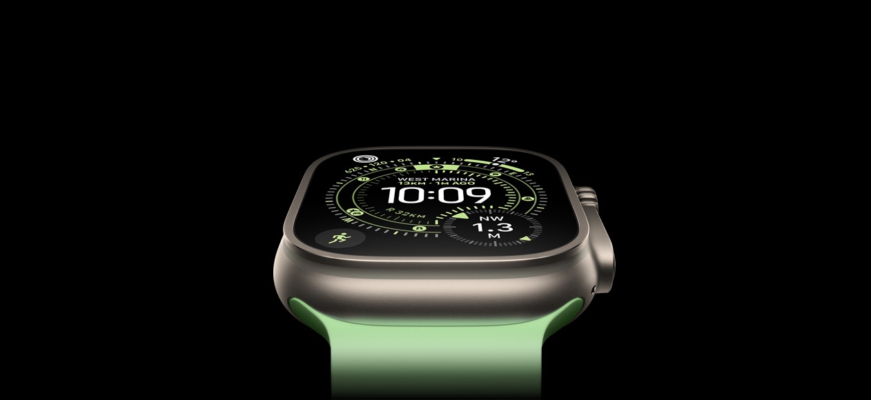 Apple Watch Ultra 3 z kopertą z tytanu w kolorze naturalnym, kompas na tarczy Orienteering, pasek Ocean w kolorze neonowej zieleni.