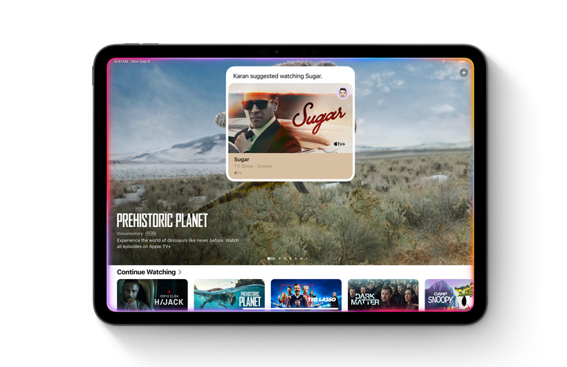 Apple TV+ app 的一則通知，提醒你有位聯絡人和你分享了節目推薦