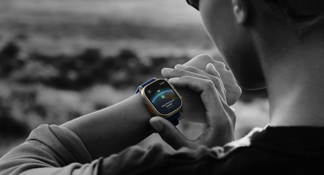 Pessoa a usar a comunicação bidirecional por satélite no Apple Watch Ultra 3 durante uma caminhada