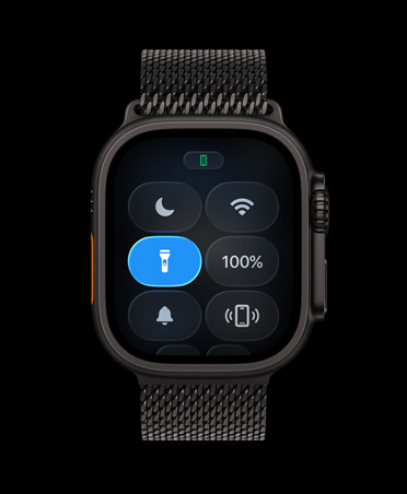 Apple Watch Ultra 3 med urkasse av naturlig titan og Milanese Loop i svart titan viser Lommelykt-knappen i Kontrollsenter.