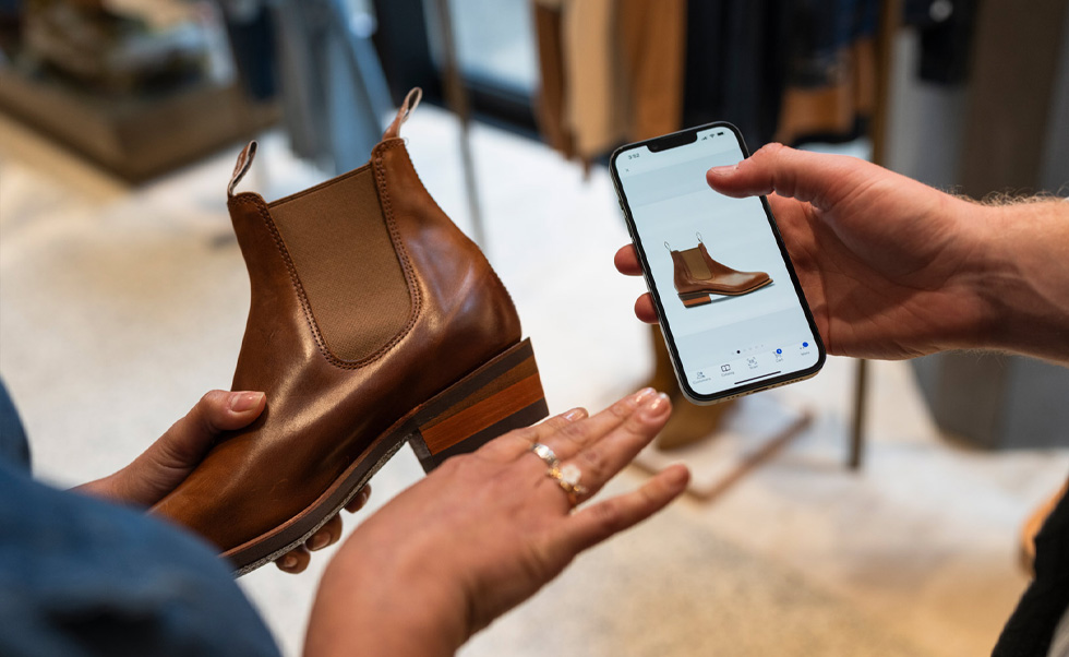 En medarbejder tjekker lagerbeholdningen i iOS-appen NewStore.