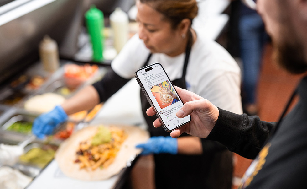 Slack på iPhone gør det nemt for Señor Sisigs medarbejdere at kommunikere på tværs af udsalgsstederne.