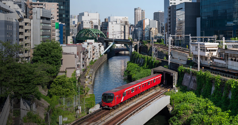 Ögonblick i Tokyos tunnelbana, bland annat tåg som åker över broar, den dagliga driften och underhållsarbeten.