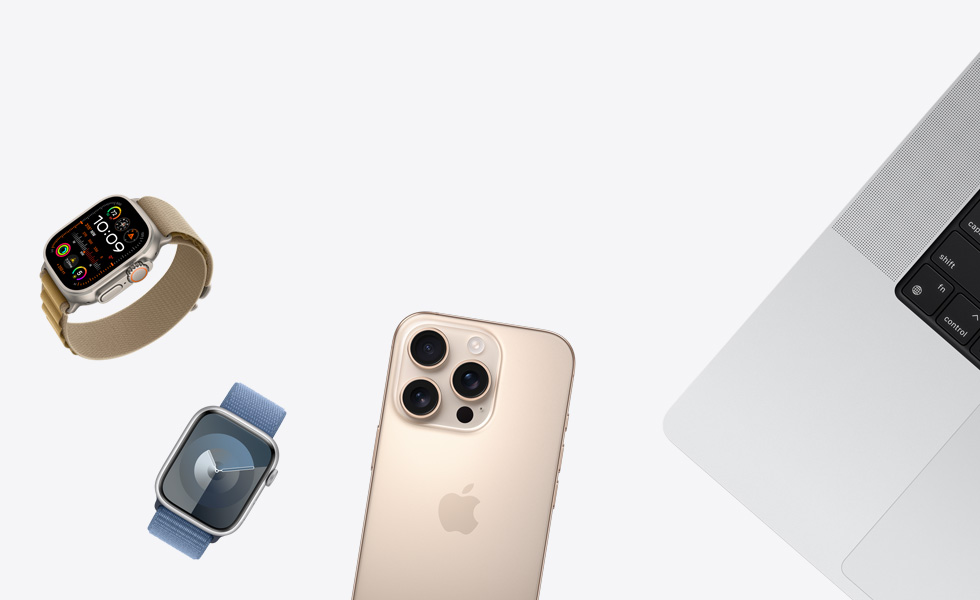 Flera utspridda produkter: en Apple Watch i naturligt titan med bergsloop i ljusbrunt, en Apple Watch i silver med sportloop i blåviolett, en iPhone i sandfärgat titan och en MacBook i silver