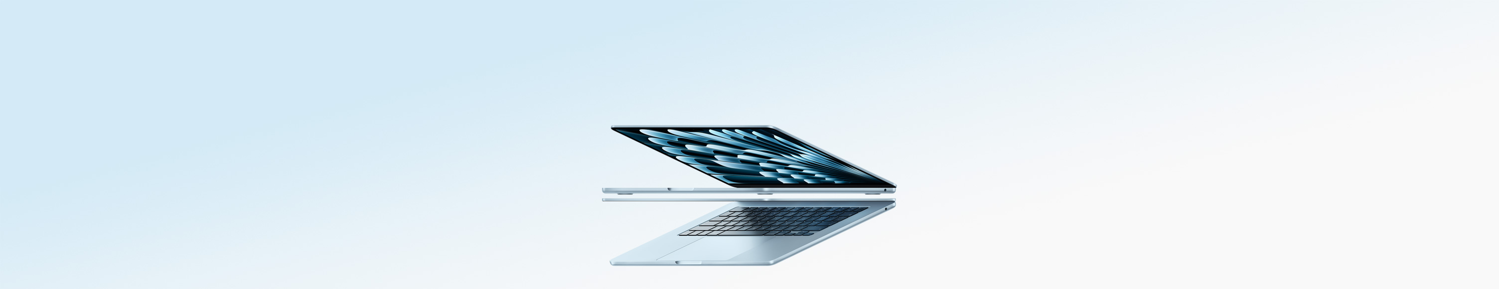 Deux MacBook Air bleu ciel ouverts formant une flèche qui met en valeur la finesse de leur profil