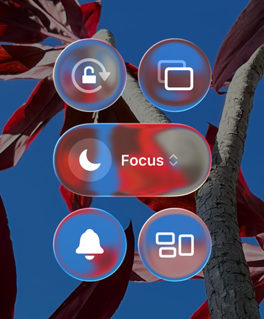 Ein farbiger iPhone Homescreen mit transparenten Liquid Glass Apps und Widgets