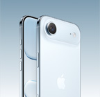 Vista traseira em ângulo do iPhone Air azul‑céu, com sistema de câmara principal Fusion em relevo no topo, botão Controlo da câmara, vista frontal do ecrã total, botão Ação e botões de volume