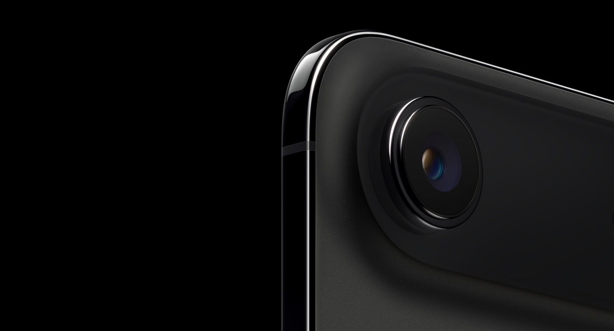 iPhone Air sedd bakifrån, rymdsvart, rundat hörn längst upp, Fusion-kamerasystem med ett objektiv